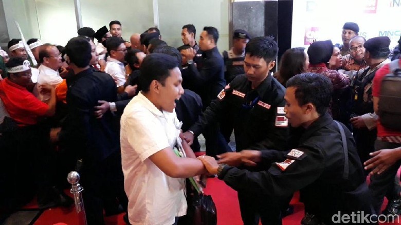 Sempat Ada Ricuh Sebelum Debat Cagub Jatim 2018 Dimulai Sempat Ada Ricuh Sebelum Debat Cagub Jatim 2018 Dimulai