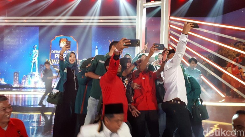 Debat Rampung, Venue Jadi Ajang Selfie Debat Rampung, Venue Jadi Ajang Selfie