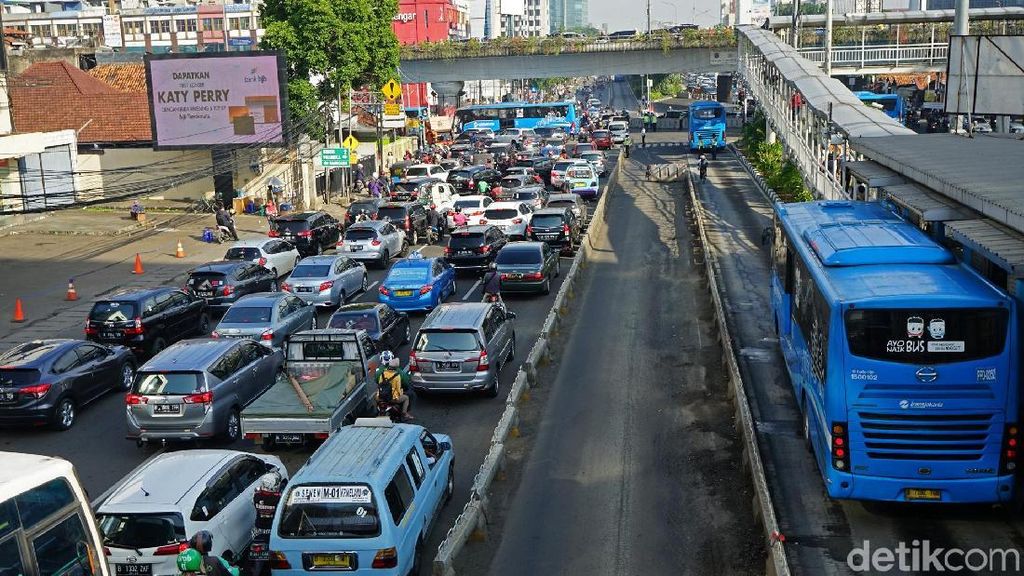Kata Sandiaga Saat Kena Macet di Matraman Kata Sandiaga Saat Kena Macet di Matraman