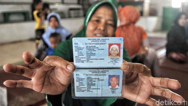 Pemprov DKI Beri KTP ke 166 Warga di Kampung Akuarium Pemprov DKI Beri KTP ke 166 Warga di Kampung Akuarium