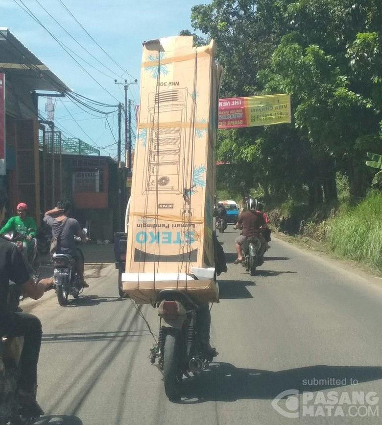 Banyak Pemain Sirkus di Jalanan, Lucu atau Bahaya? Banyak Pemain Sirkus di Jalanan, Lucu atau Bahaya?
