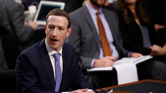 CEO Facebook Mark Zuckerberg saat disidang oleh parlemen AS. Foto: Reuters CEO Facebook Mark Zuckerberg saat disidang oleh parlemen AS. Foto: Reuters