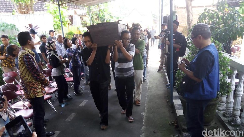 Puisi Nisan Iringi Jenazah Danarto Menuju Pemakaman Puisi Nisan Iringi Jenazah Danarto Menuju Pemakaman
