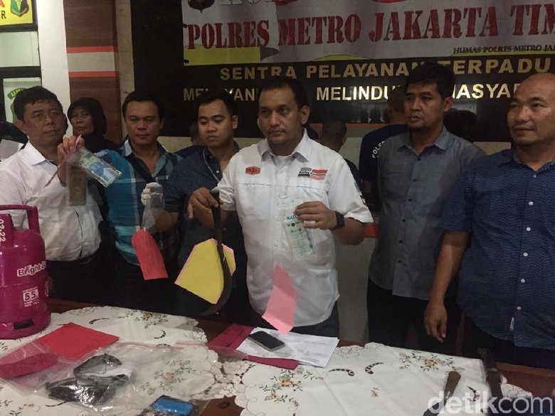 Polisi Tembak Perampok Taksi Online di Jatinegara Polisi Tembak Perampok Taksi Online di Jatinegara