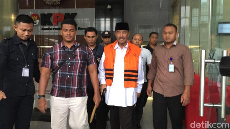 Jalan Pakai Tongkat, Bupati Bandung Barat Ditahan KPK Jalan Pakai Tongkat, Bupati Bandung Barat Ditahan KPK