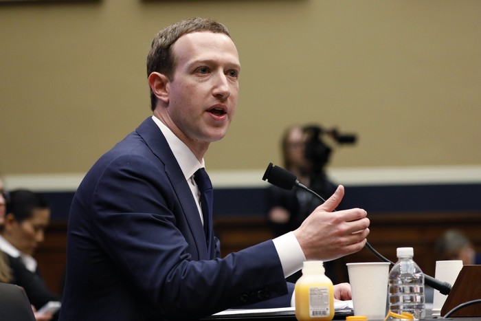 Mark Zuckerberg di hadapan parlemen AS. Foto: Reuters Mark Zuckerberg di hadapan parlemen AS. Foto: Reuters