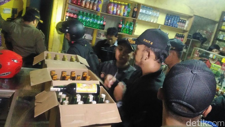 Petugas Gabungan Bandung Sita 2 Drum dan 3 Jerikan Miras Oplosan Petugas Gabungan Bandung Sita 2 Drum dan 3 Jerikan Miras Oplosan