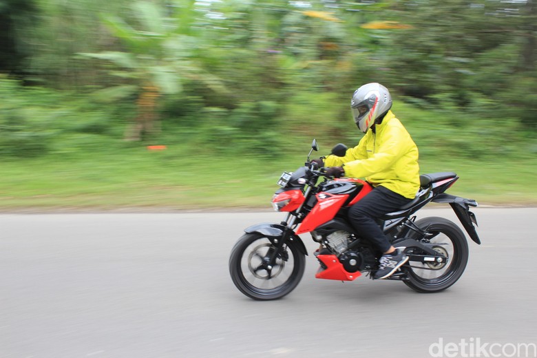 Merasakan Macet Bersama Suzuki GSX-S 150 Merasakan Macet Bersama Suzuki GSX-S 150