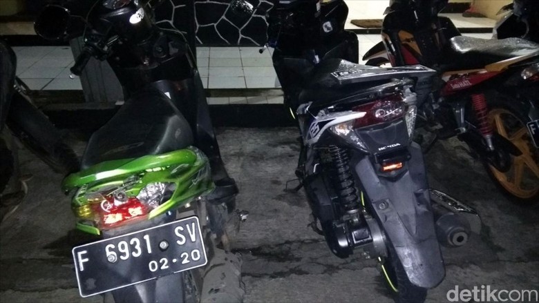 Massa Opang Rusak 2 Motor Driver Ojol di Sukabumi Massa Opang Rusak 2 Motor Driver Ojol di Sukabumi