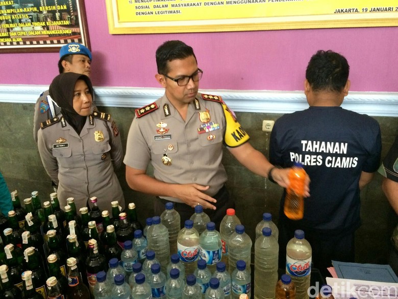Polisi Ciduk Penjual Miras Oranye yang Tewaskan Pria Ciamis Polisi Ciduk Penjual Miras Oranye yang Tewaskan Pria Ciamis