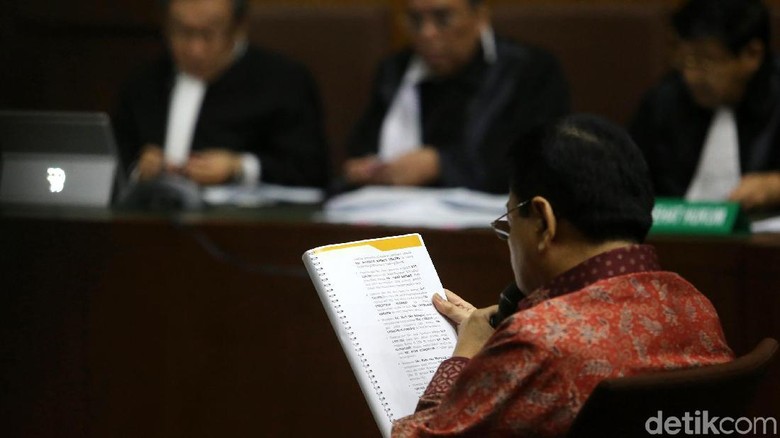 Novanto Baca Puisi Di Kolong Meja Saat Pleidoi Novanto Baca Puisi Di Kolong Meja Saat Pleidoi