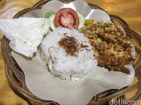 Ayam Tumbuk Sambal Gahar: Huahh! Pedas Gurih Ayam Tumbuk Racikan Annisa Bahar