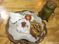 Ayam Tumbuk Sambal Gahar: Huahh! Pedas Gurih Ayam Tumbuk Racikan Annisa Bahar