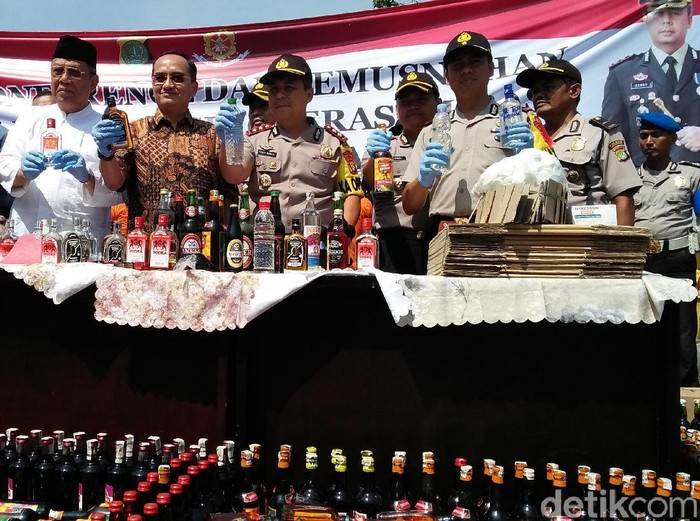 Miras oplosan bisa sebabkan iritasi hingga sirosis hati. Foto: Polisi musnahkan miras (Bil-detikcom) Miras oplosan bisa sebabkan iritasi hingga sirosis hati. Foto: Polisi musnahkan miras (Bil-detikcom)