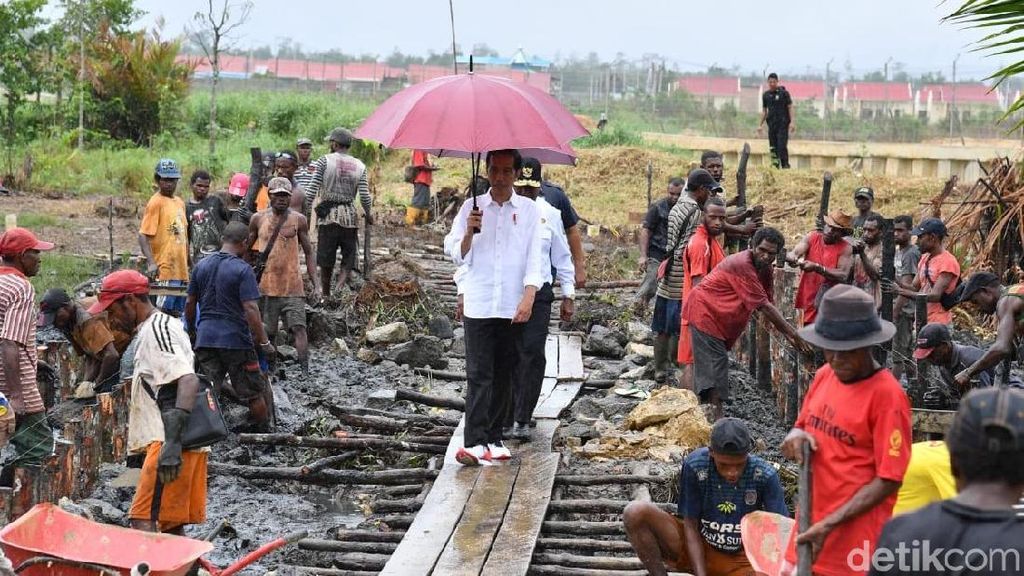 Berpayung Merah, Jokowi Tinjau Program Padat Karya di Sorong Berpayung Merah, Jokowi Tinjau Program Padat Karya di Sorong