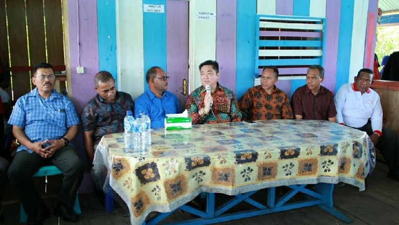 Foto: Bupati beserta jajaran SKPD Kepulauan Sula (Randy/detikTravel) Foto: Bupati beserta jajaran SKPD Kepulauan Sula (Randy/detikTravel)