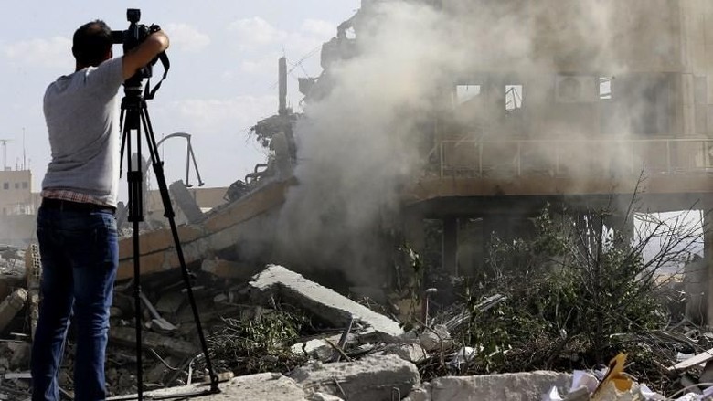 Ribuan Warga Irak Berdemo Memprotes Serangan Udara AS ke Suriah Ribuan Warga Irak Berdemo Memprotes Serangan Udara AS ke Suriah