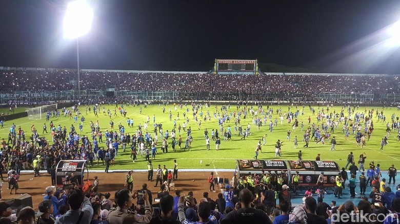Kartu Merah di Injury Time yang Berbuah Rusuh Kartu Merah di Injury Time yang Berbuah Rusuh