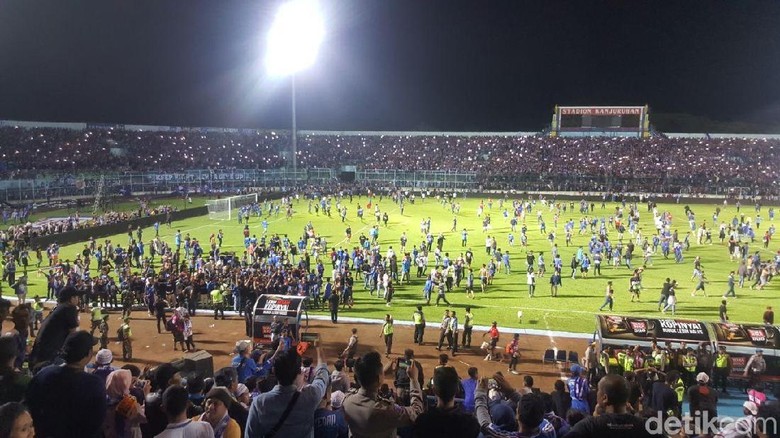 Laga Arema Jamu Persib Bandung Berakhir Rusuh Laga Arema Jamu Persib Bandung Berakhir Rusuh