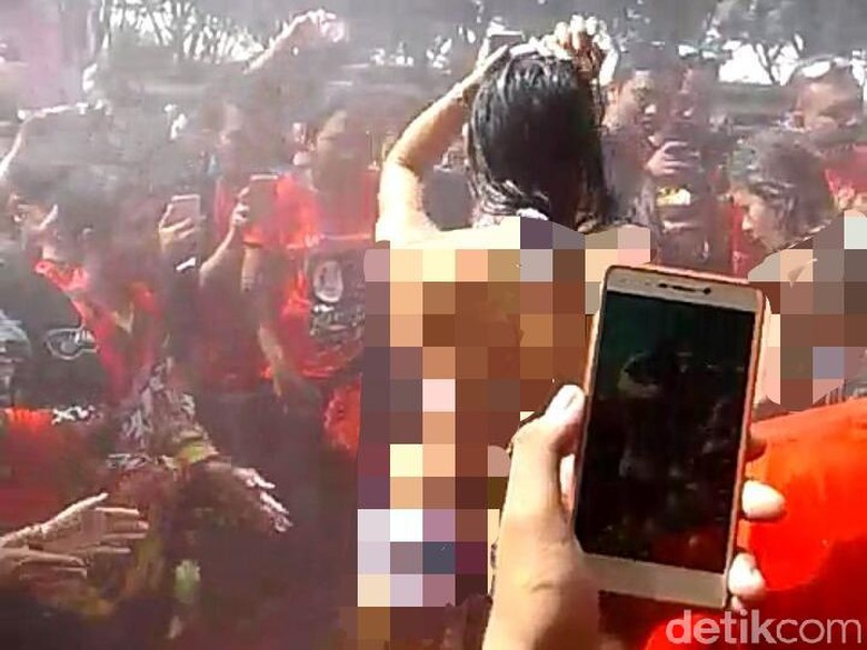Ramai-ramai Kecam Tarian Erotis di Pantai Kartini Ramai-ramai Kecam Tarian Erotis di Pantai Kartini