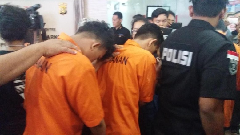 Polisi Tangkap Penyuplai Narkoba Riza Shahab dan Reza Alatas Polisi Tangkap Penyuplai Narkoba Riza Shahab dan Reza Alatas