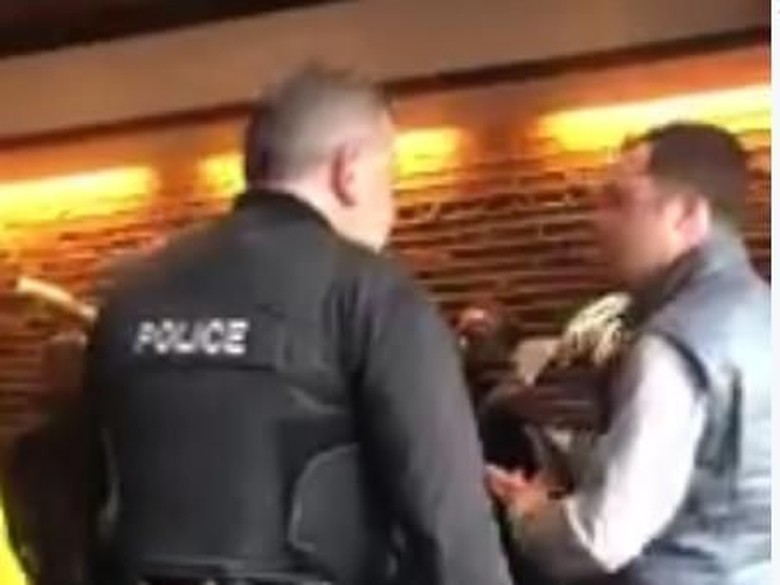 Viral 2 Pria Kulit Hitam Mendadak Diborgol Polisi di Kedai Kopi AS Viral 2 Pria Kulit Hitam Mendadak Diborgol Polisi di Kedai Kopi AS