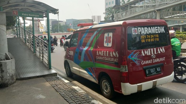 Pejalan Kaki Ditemukan Meninggal di JPO Halte Patra Kuningan Pejalan Kaki Ditemukan Meninggal di JPO Halte Patra Kuningan