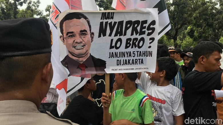 Massa Demo di Depan Balai Kota Bakar Foto Anies, Anak-anak Ikut Massa Demo di Depan Balai Kota Bakar Foto Anies, Anak-anak Ikut