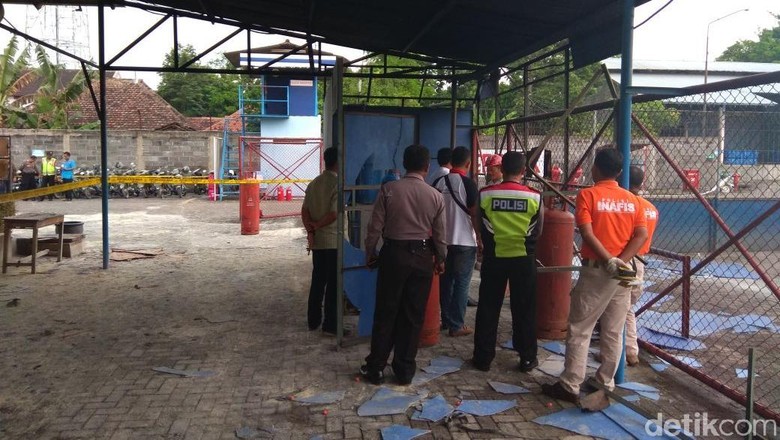 Tim Labfor Polda Jatim Selidiki Ledakan di SPBE Kediri Tim Labfor Polda Jatim Selidiki Ledakan di SPBE Kediri