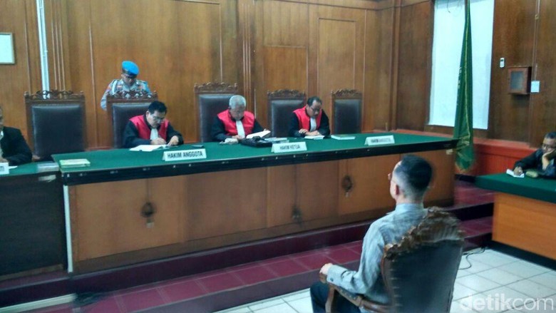 Bos Pasar Turi Divonis Hukuman Percobaan dalam Kasus Penggelapan Bos Pasar Turi Divonis Hukuman Percobaan dalam Kasus Penggelapan