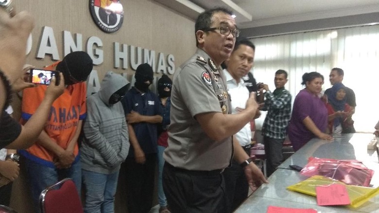 Polisi Gerebek Pesta Seks Komunitas Swinger Polisi Gerebek Pesta Seks Komunitas Swinger