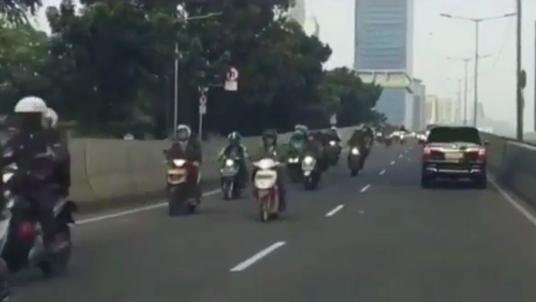 Nggak Ada Kapoknya, Pemotor Masih Nekat Lawan Arus di JLNT Casablanca Nggak Ada Kapoknya, Pemotor Masih Nekat Lawan Arus di JLNT Casablanca
