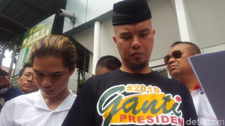 Ahmad Dhani Hadiri Sidang Perdana Pakai Kaus #2019GantiPresiden Ahmad Dhani Hadiri Sidang Perdana Pakai Kaus #2019GantiPresiden