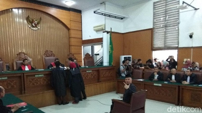 Duduk di Kursi Pesakitan, Ahmad Dhani Pose Victory Duduk di Kursi Pesakitan, Ahmad Dhani Pose Victory