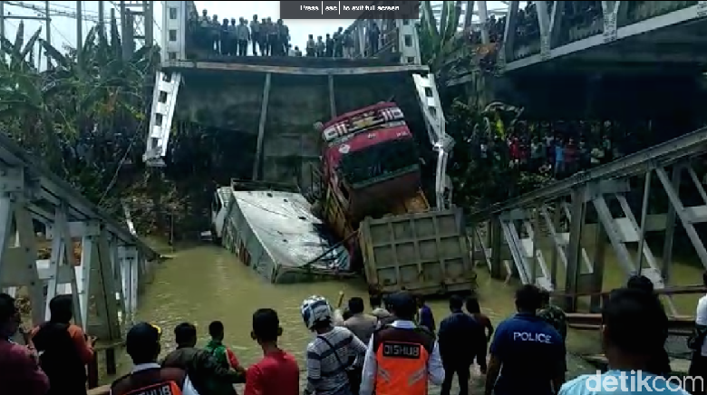 Ngerinya Jembatan Babat Ambrol, Truk Terbalik Timpa Truk di Sungai Ngerinya Jembatan Babat Ambrol, Truk Terbalik Timpa Truk di Sungai