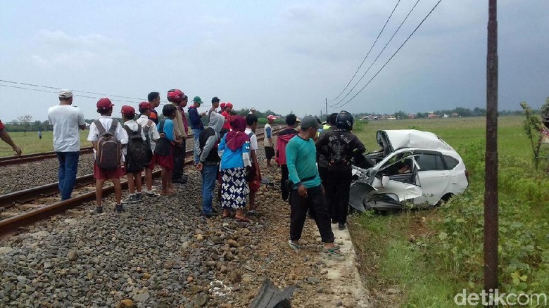 Mobil Terseret KA 200 Meter di Pemalang, 2 Orang Tewas Seketika Mobil Terseret KA 200 Meter di Pemalang, 2 Orang Tewas Seketika