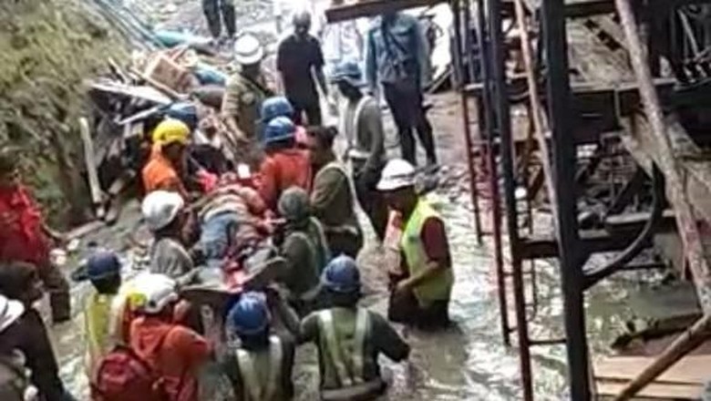 Tegangnya Proses Evakuasi 3 Pekerja Tol yang Runtuh di Manado Tegangnya Proses Evakuasi 3 Pekerja Tol yang Runtuh di Manado