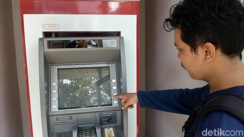 ATM BRI di Mojokerto Dirusak, Polisi: Pelaku Satu Orang ATM BRI di Mojokerto Dirusak, Polisi: Pelaku Satu Orang