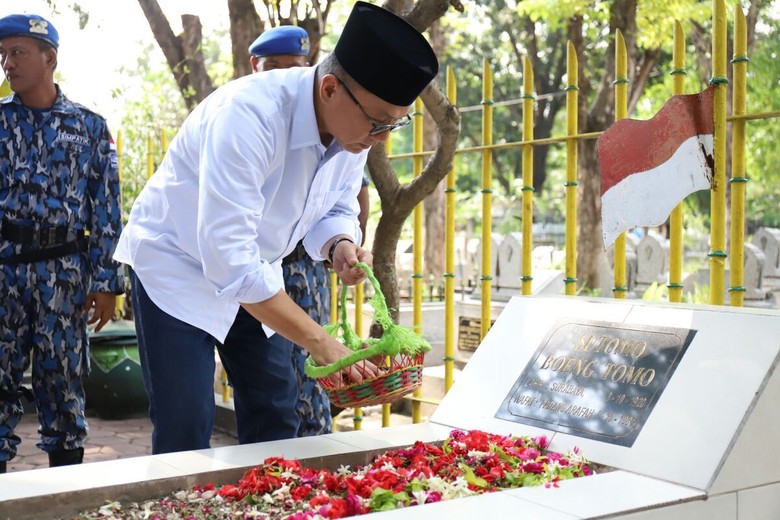 Ziarah ke Makam Bung Tomo, Ketua MPR: Takbirnya Mengubah Sejarah Ziarah ke Makam Bung Tomo, Ketua MPR: Takbirnya Mengubah Sejarah