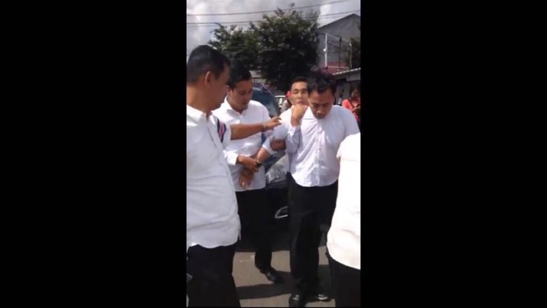 Di-OTT Lari Terbirit-birit, Pegawai Pajak Sedang Peras Rp 50 Juta Di-OTT Lari Terbirit-birit, Pegawai Pajak Sedang Peras Rp 50 Juta