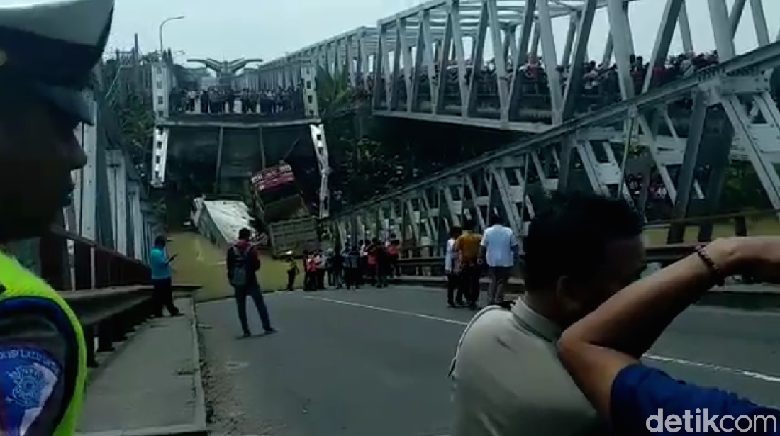 Bupati Lamongan soal Jembatan Ambrol: Bisa Jadi Masalah Tonase Bupati Lamongan soal Jembatan Ambrol: Bisa Jadi Masalah Tonase