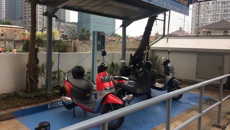 Pengguna Motor Listrik di Indonesia Kian Banyak Pengguna Motor Listrik di Indonesia Kian Banyak