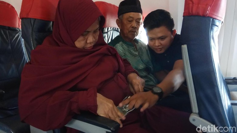 Bahagianya Tukang Becak Tadda, Korban Abu Tours Bisa Naik Pesawat Bahagianya Tukang Becak Tadda, Korban Abu Tours Bisa Naik Pesawat