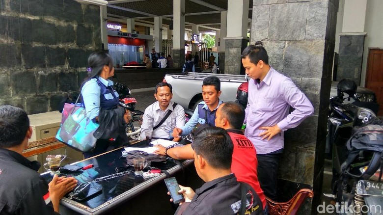 Pegawai TransJ Temui Sandi Minta Diangkat Jadi Karyawan Tetap Pegawai TransJ Temui Sandi Minta Diangkat Jadi Karyawan Tetap