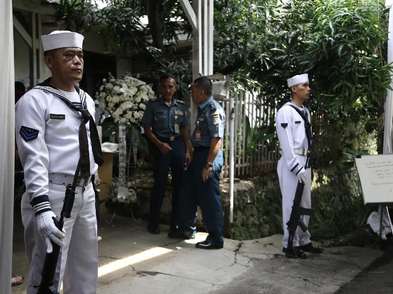 Penjaga Bersenjata di Rumah Duka Amoroso Katamsi Penjaga Bersenjata di Rumah Duka Amoroso Katamsi