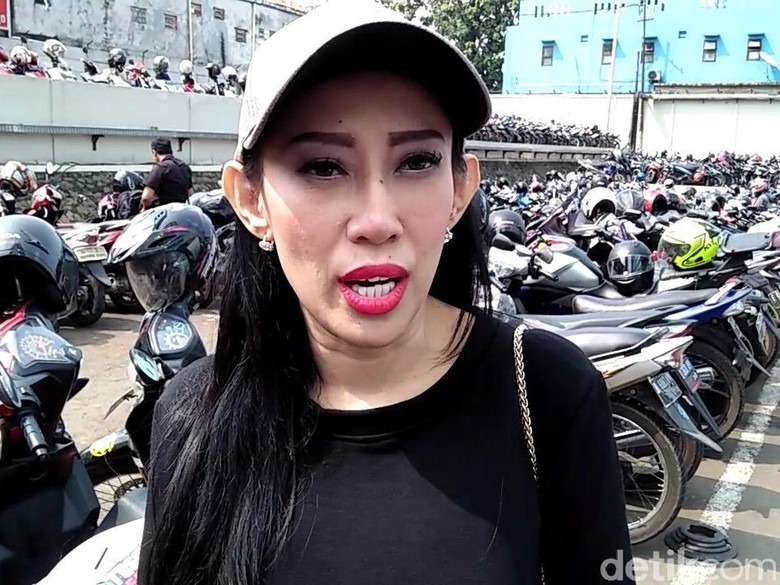 Pria Muda Ogah Nikahi, Dewi Sanca Minta Rp 15 Juta per Bulan Pria Muda Ogah Nikahi, Dewi Sanca Minta Rp 15 Juta per Bulan