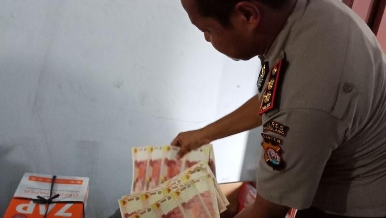 Pabrik Uang Palsu Digerebek, Ini Penampakannya Pabrik Uang Palsu Digerebek, Ini Penampakannya