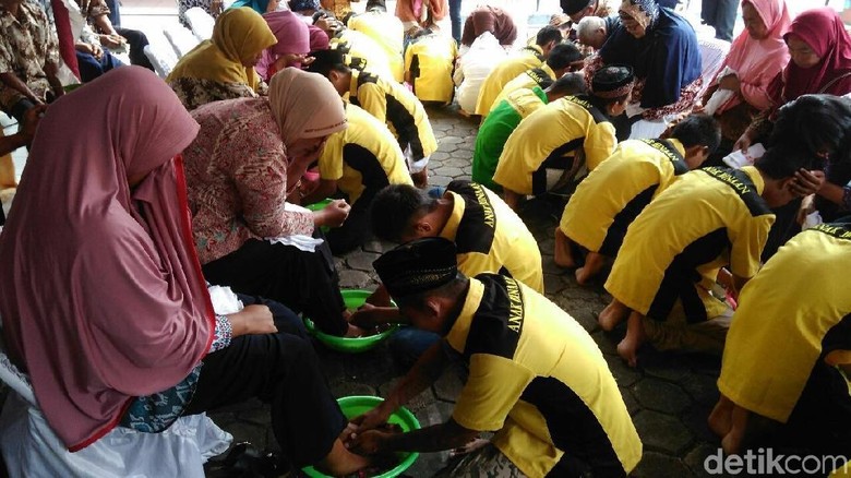 Cucuran Air Mata Ketika Para Napi Anak Membasuh Kaki Ibunya Cucuran Air Mata Ketika Para Napi Anak Membasuh Kaki Ibunya