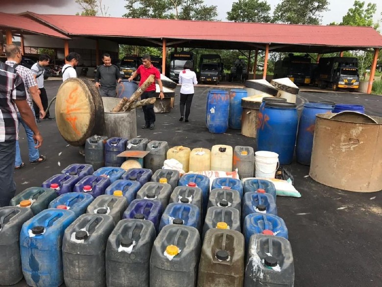 Polisi Gerebek Dusun Produsen Arak di Kalbar, Puluhan Drum Disita Polisi Gerebek Dusun Produsen Arak di Kalbar, Puluhan Drum Disita