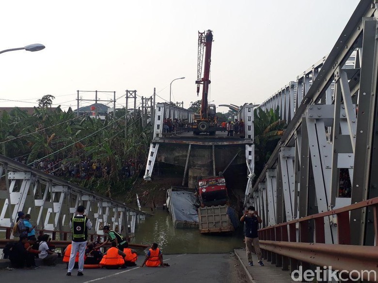 Korban Jembatan Ambrol yang Dievakuasi 5 Orang, Ini Identitasnya Korban Jembatan Ambrol yang Dievakuasi 5 Orang, Ini Identitasnya